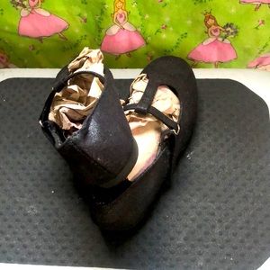 GREETINGS I AM SELLING A NICE PAIR OF GIRL DRESS UP SHOES